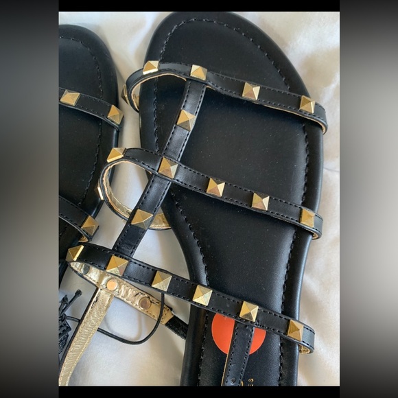 *NWT GUESS Women’s Black& Gold Studded Sandals SIZE 7 NWT* - Picture 2 of 8